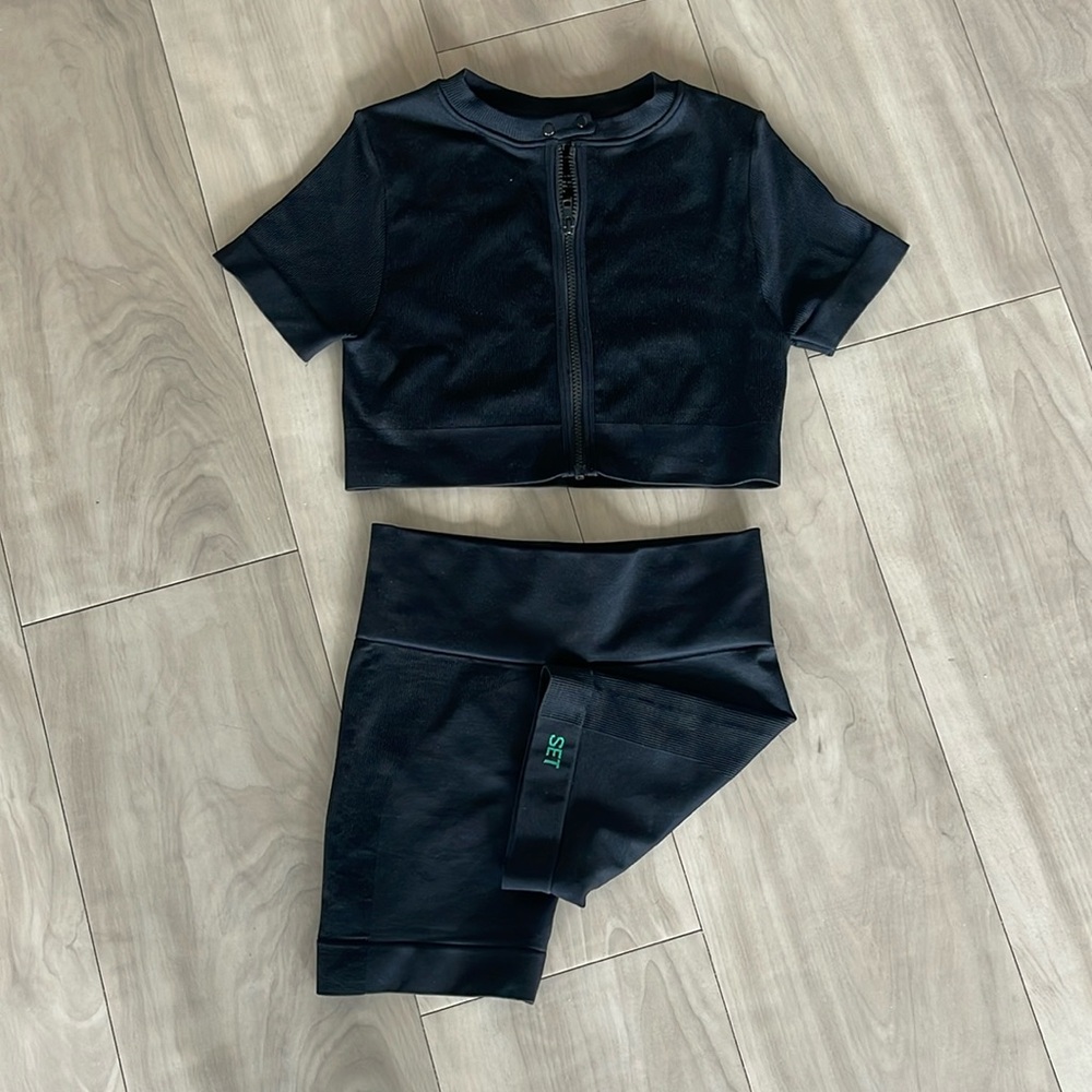 Black Set Active- top & biker shorts